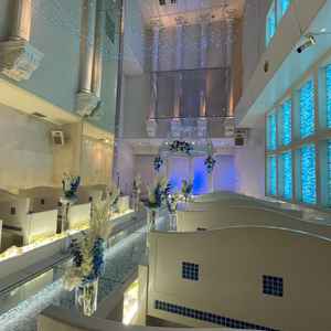 後ろに螺旋階段があるチャペルです。こちらも人前式というやり方で挙式をあげるようです。