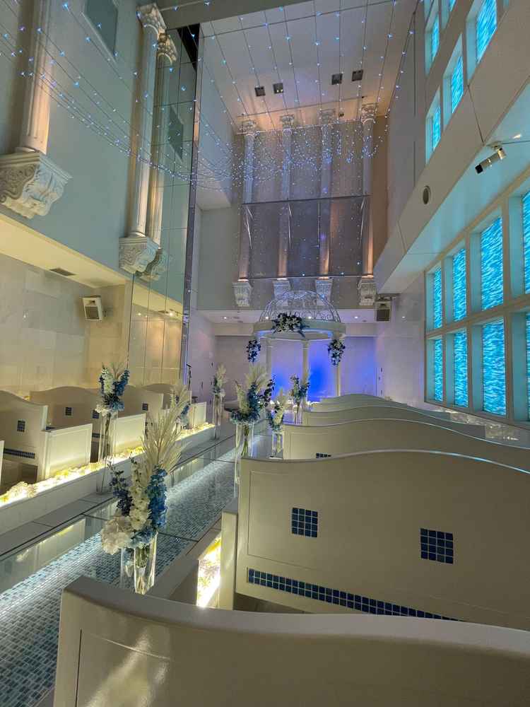 後ろに螺旋階段があるチャペルです。こちらも人前式というやり方で挙式をあげるようです。