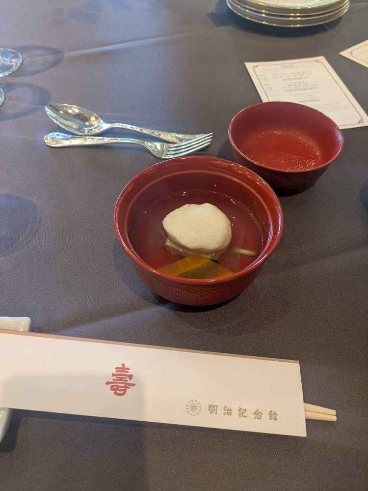 コースの中で一番美味しかった日本料理のお吸い物です。