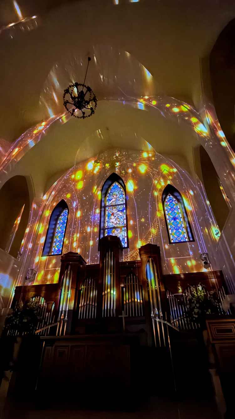 挙式会場でのプロジェクションマッピング。両親への感謝の気持ちを手紙と写真で壁に投影できる。