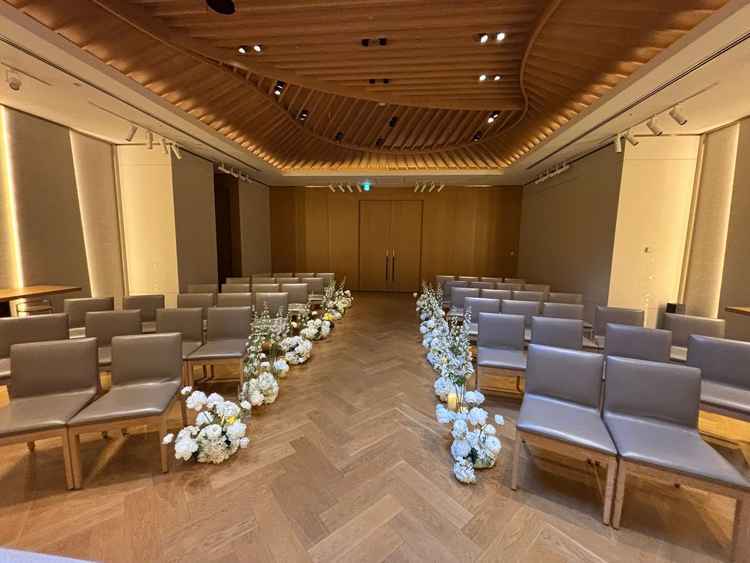 チャペルの様子。木目調でそこまで広くはなく、ゲストとの距離が近い。