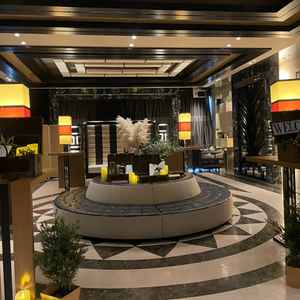 披露宴会場前のスペース。照明を変えることで、入場時、退場時の印象を変えることができます。