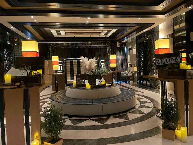 披露宴会場前のスペース。照明を変えることで、入場時、退場時の印象を変えることができます。