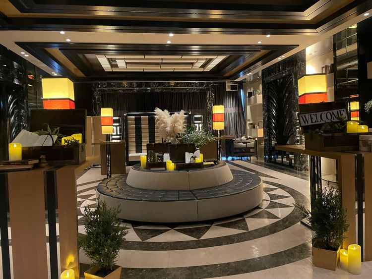 披露宴会場前のスペース。照明を変えることで、入場時、退場時の印象を変えることができます。