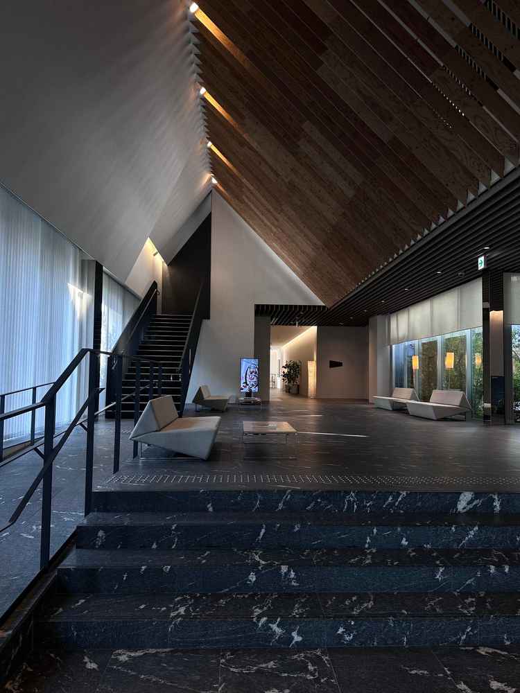 入ってはすぐは美術館のような建物でした。