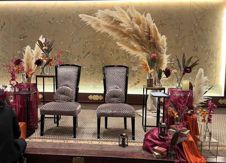 披露宴会場。この花の量で16万程度。建物が雰囲気あるので、装飾はほとんどなくても素敵。