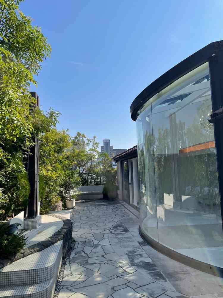 挙式会場外、外階段から披露宴会場にも行けるようです。