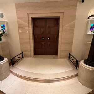 チャペルの入り口のベールダウンの場所が一段高くなっており、前列列席者からも見やすいようになっている。