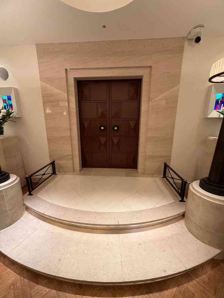 チャペルの入り口のベールダウンの場所が一段高くなっており、前列列席者からも見やすいようになっている。