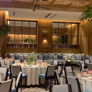 披露宴会場2つ目。木の温もりを感じる。両側が高座にできる珍しいお部屋。