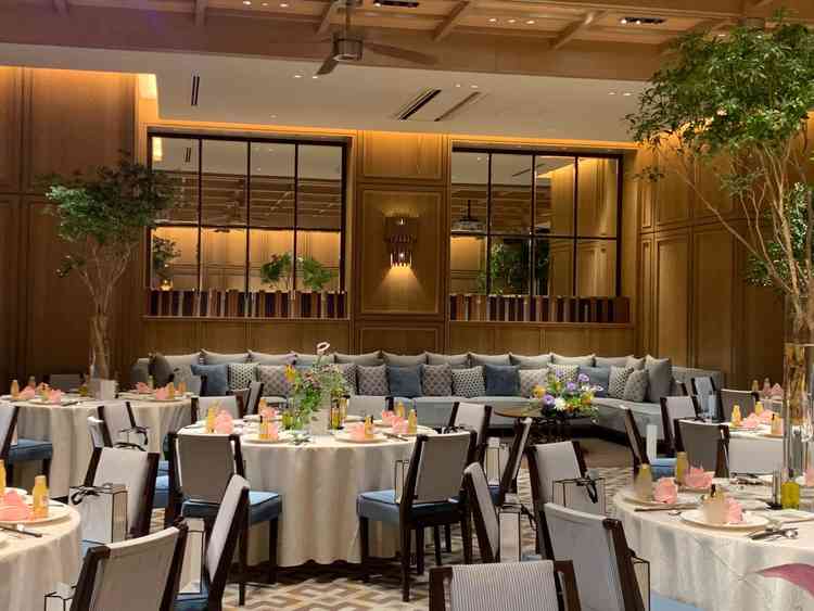 披露宴会場2つ目。木の温もりを感じる。両側が高座にできる珍しいお部屋。