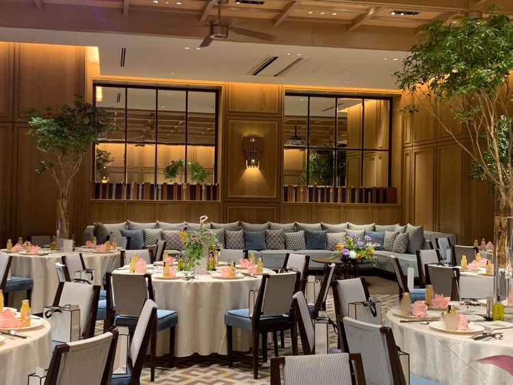 披露宴会場2つ目。木の温もりを感じる。両側が高座にできる珍しいお部屋。