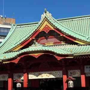 挙式会場になる神田明神の外観。中は撮影不可でないが、赤が非常に鮮やかで和装（白無垢）との相性抜群