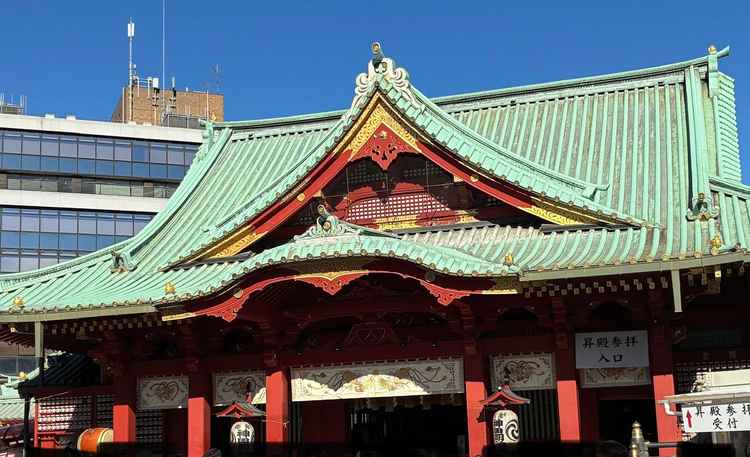 挙式会場になる神田明神の外観。中は撮影不可でないが、赤が非常に鮮やかで和装（白無垢）との相性抜群