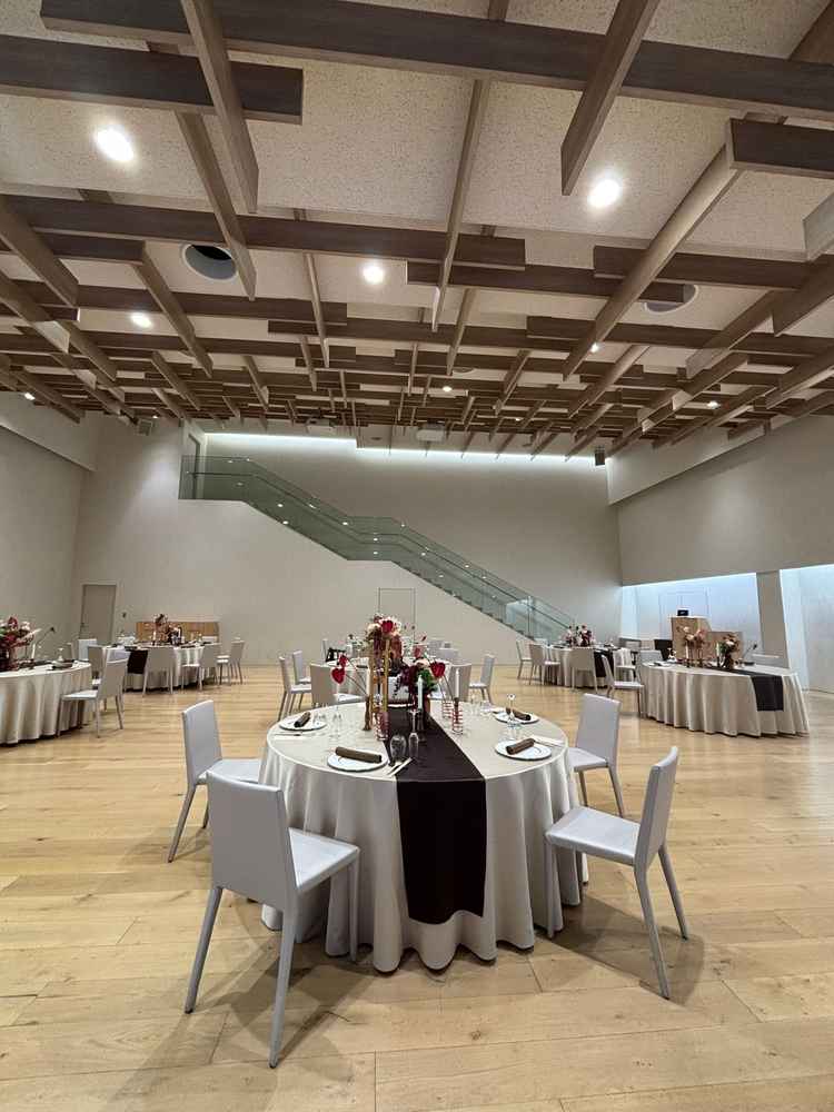 披露宴会場は2つあり、広い方の会場です。階段入場と、ガーデン入場、扉入場と、バリエーション沢山です。