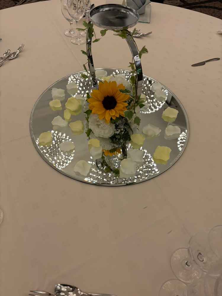 卓上の花と鏡に反射する天井ライト