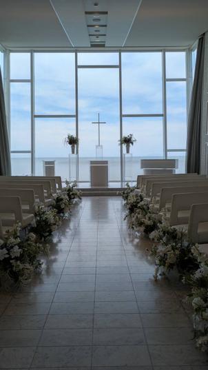 チャペルの祭壇の向こうに海と空が一面に広がっていて、入った瞬間に感動しました。