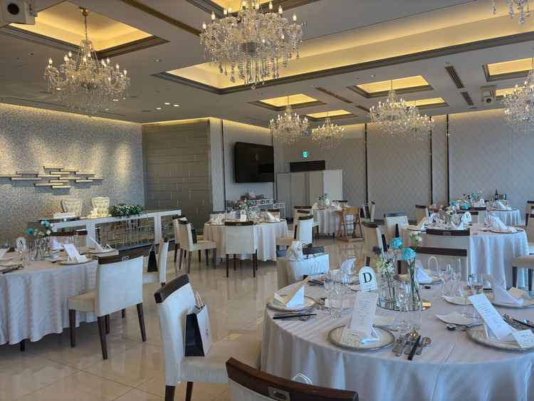 白貴重の披露宴会場。30〜40名くらいがちょうど良さそう。