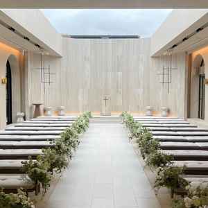 入口から見たチャペルです。とにかく明るく写真が映るので写真映えは間違いないと思います。