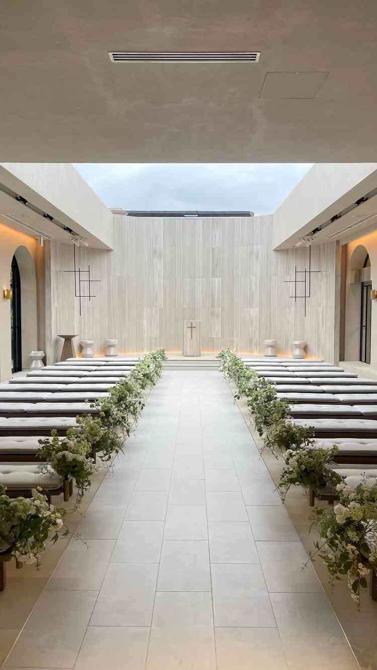 入口から見たチャペルです。とにかく明るく写真が映るので写真映えは間違いないと思います。