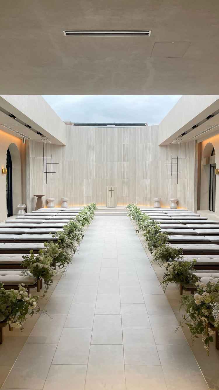 入口から見たチャペルです。とにかく明るく写真が映るので写真映えは間違いないと思います。