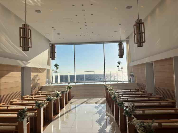 チャペルの内装です。海が綺麗に見えるように作られているとのことです。