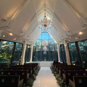 チャペル。流れる滝、周りの木々、自然光を感じられる唯一無二のチャペル。