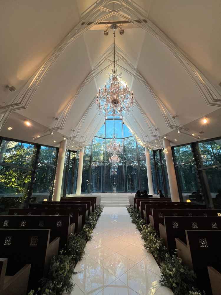 チャペル。流れる滝、周りの木々、自然光を感じられる唯一無二のチャペル。