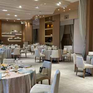 木目基調で落ち着いた披露宴会場