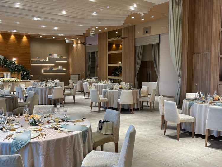 木目基調で落ち着いた披露宴会場