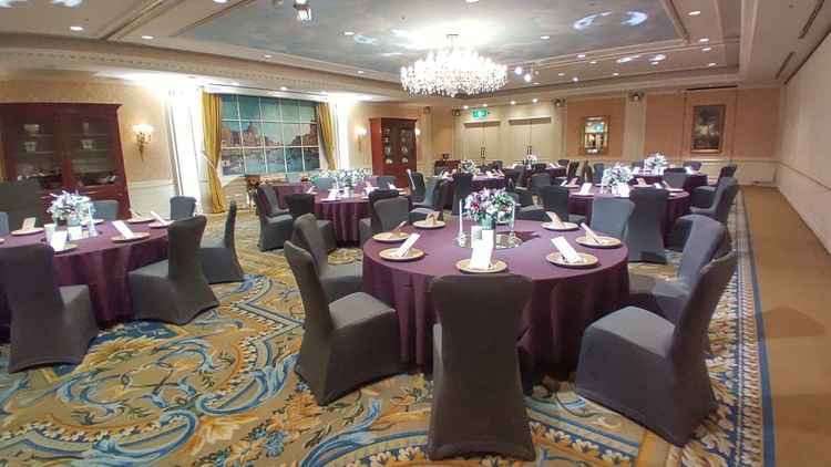 広めの披露宴会場を見せていただきました。紫の落ち着いた色調で、部屋の雰囲気が上品で素敵でした♪