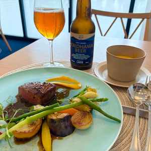 試食の料理。ステーキと焼き野菜、かぼちゃのポタージュ、横浜ビール