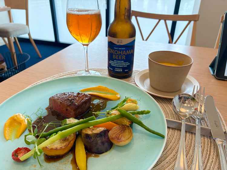 試食の料理。ステーキと焼き野菜、かぼちゃのポタージュ、横浜ビール