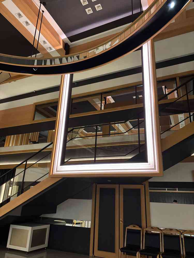 披露宴でこの会場の2階から登場したとき、ここで撮ってもらう写真が幻想的で素敵だと思った