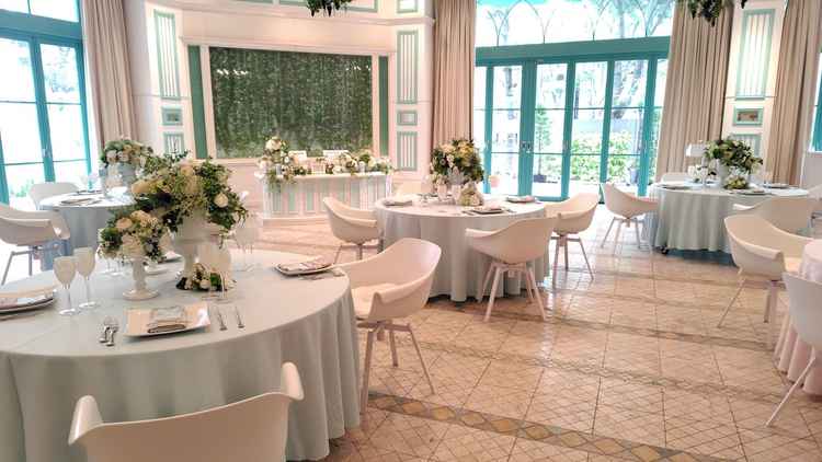 少人数でも使いやすい広さの披露宴会場。ティファニーブルーな色使いがかわいかったです。