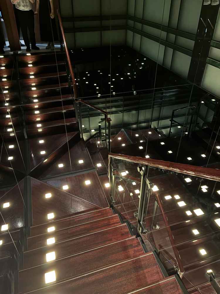 披露宴会場と控室をつなぐ階段