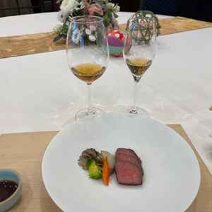 料理のランクでは1番上のコースで提供される和牛です。低温調理のためやわらかく食べやすかったです。