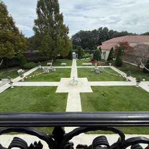 挙式が終わった後は素敵なお庭を背景に、ゲストとの思い出を残す記念撮影が待っている。