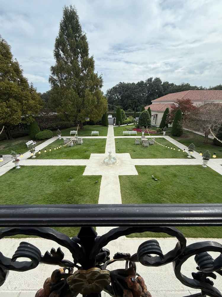 挙式が終わった後は素敵なお庭を背景に、ゲストとの思い出を残す記念撮影が待っている。