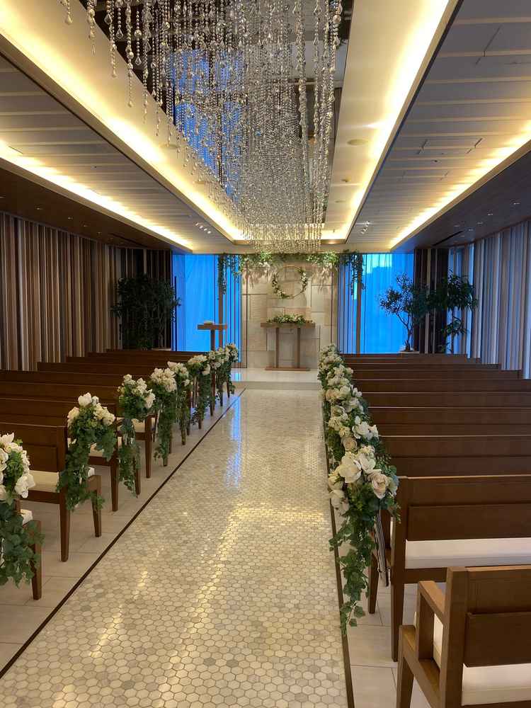 チャペルです。伺った時間は陽が入らなかったのですが、窓からの日光と木目調とで暖かい雰囲気です。