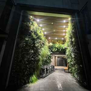 見学後の入り口。道路からガーデンまで見通せる作りになっているが、披露宴中は仕切りもあり配慮されている