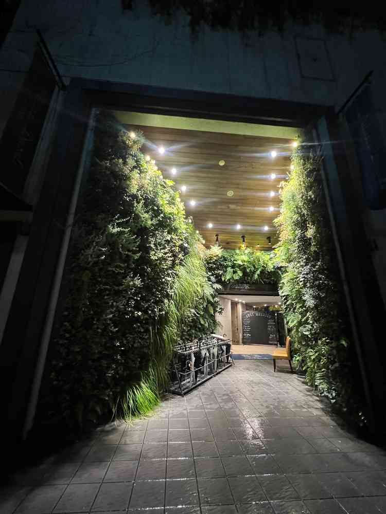 見学後の入り口。道路からガーデンまで見通せる作りになっているが、披露宴中は仕切りもあり配慮されている