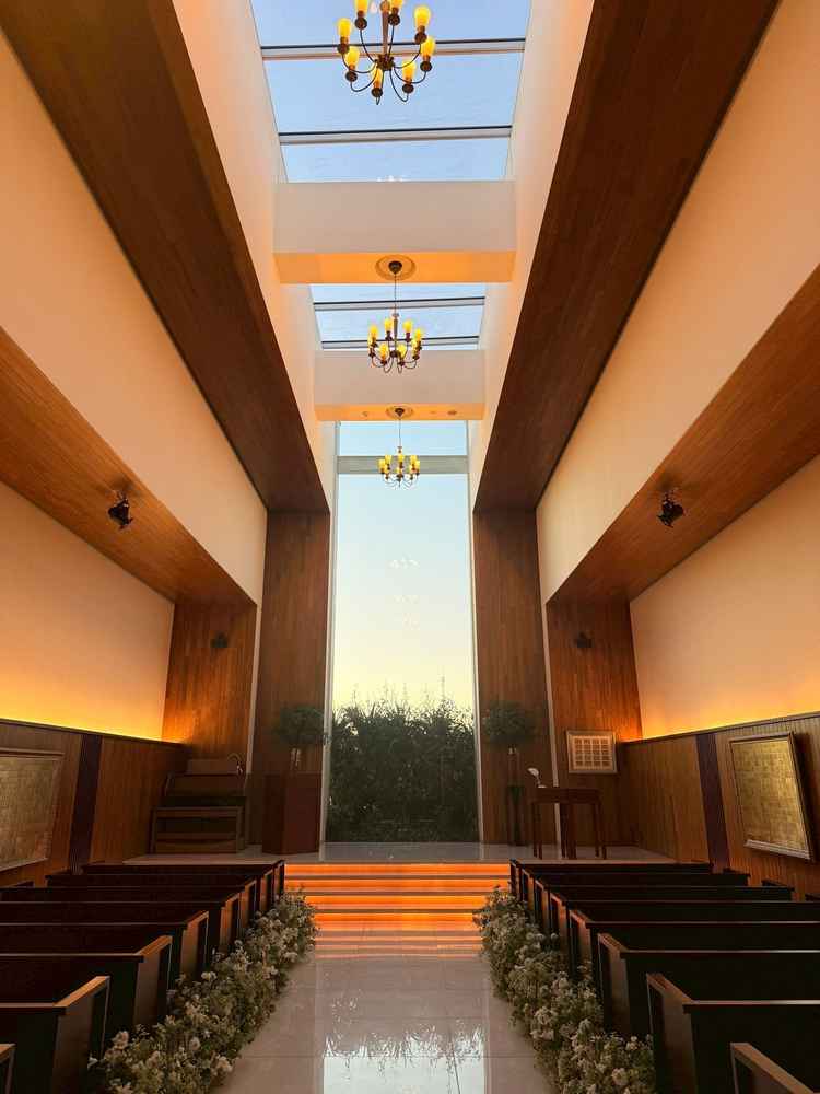 西日が差し掛かった頃でしたが、とても綺麗でした。曇天や雨でもチャペル全体は明るくなるそうです。