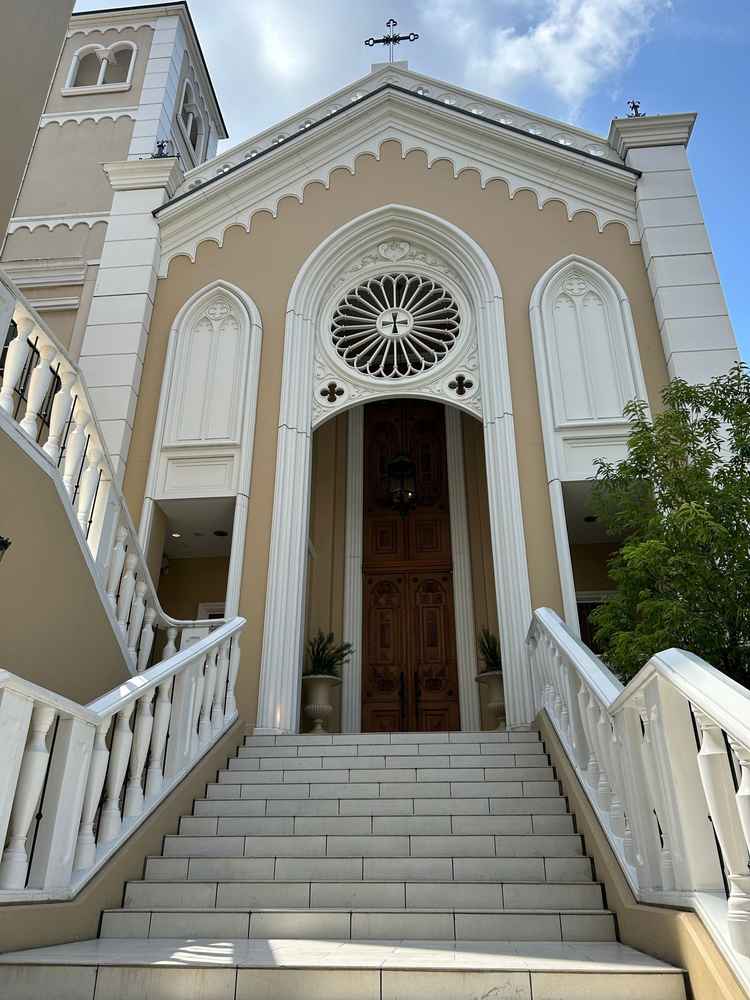 チャペルの外観の写真で、都会のど真ん中だが、それを感じさせないチャペルの作りになっていた。