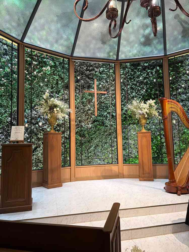 森のチャペルと言われるが所以で、とても暖かい雰囲気。