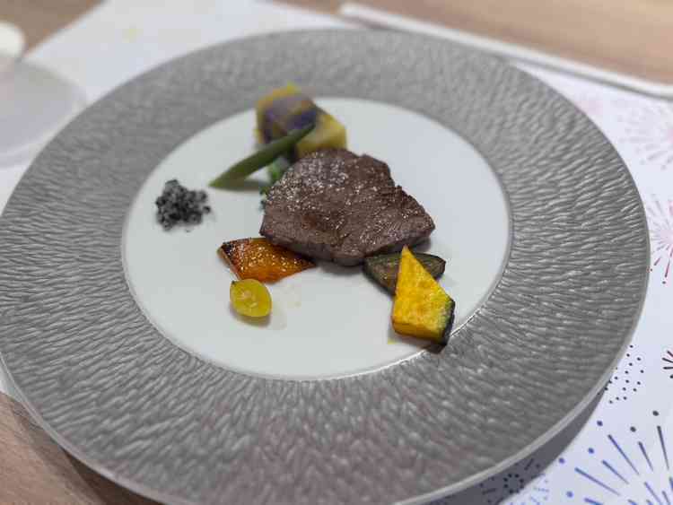 絶品のお肉料理。肉厚でとても美味しい