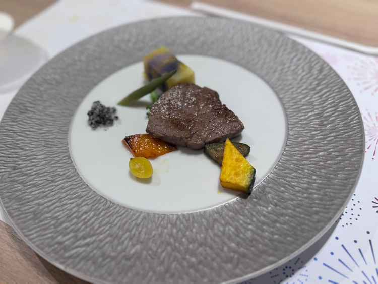 絶品のお肉料理。肉厚でとても美味しい