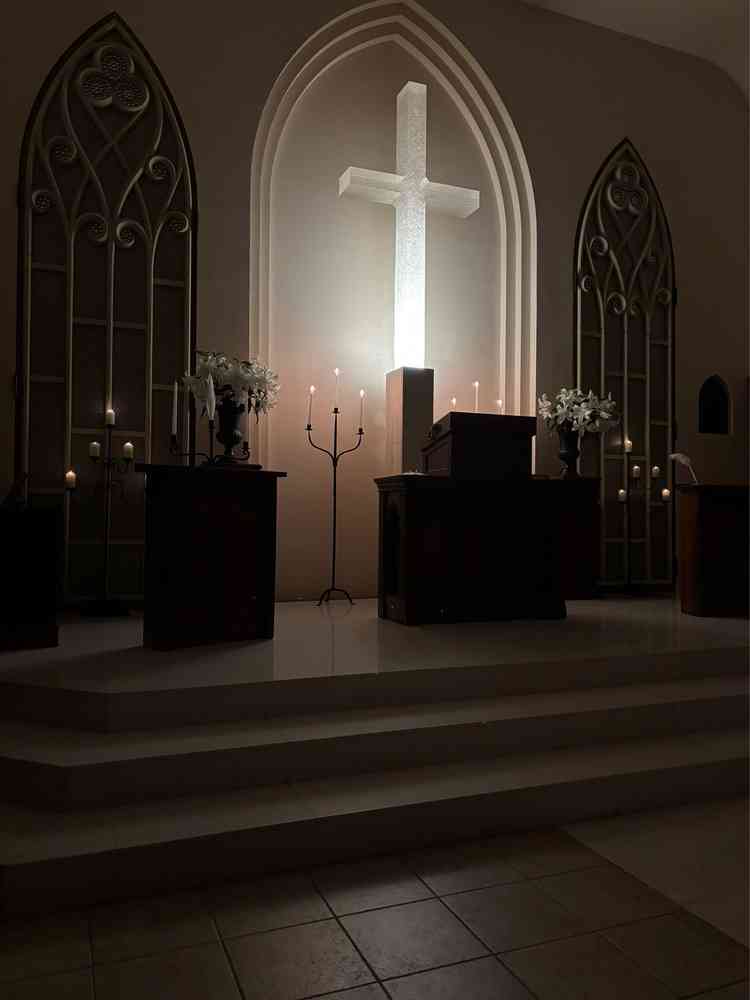 チャペルの照明を消灯した時の写真。入場時の雰囲気らしく、優しく照らされた十字架が印象的でした。