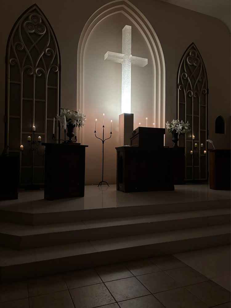 チャペルの照明を消灯した時の写真。入場時の雰囲気らしく、優しく照らされた十字架が印象的でした。