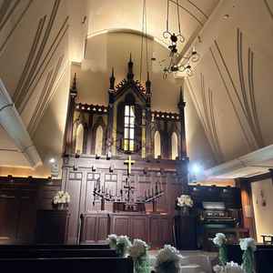 少し照明を落とした状態のチャペル。バージンロード横の装花は、当日は1輪だけさすとのことだった。